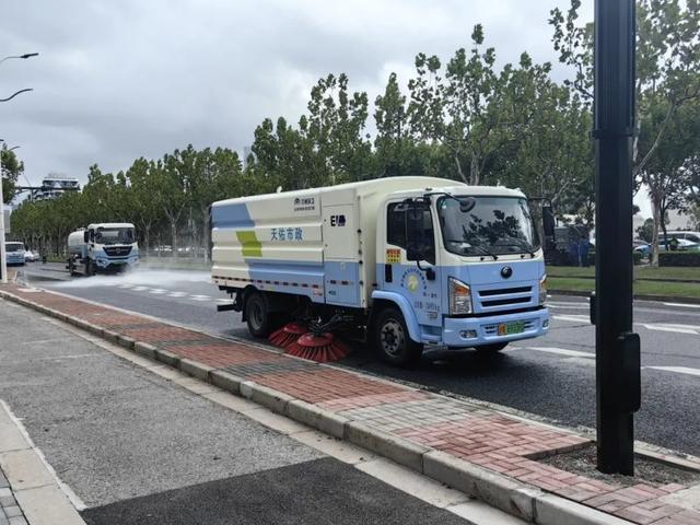 上海市道路保洁人防洗消现场演练在浦东举行(图1)