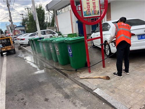 涞源县执法局加强雨天保洁守护城市洁净和群众平安出行爱体育下载(图2)