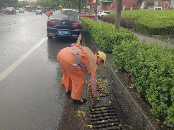 济南高新区及时开展雨后清淤行动守护城市道路洁净通畅(图2)