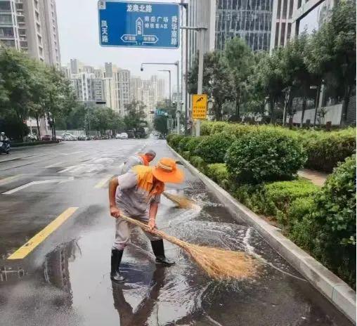 济南高新区及时开展雨后清淤行动守护城市道路洁净通畅