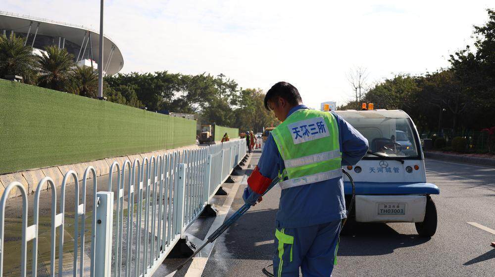 视频｜清除更多顽固污渍广州天河升级奥体周边爱体育网址区域环卫保洁模式(图2)