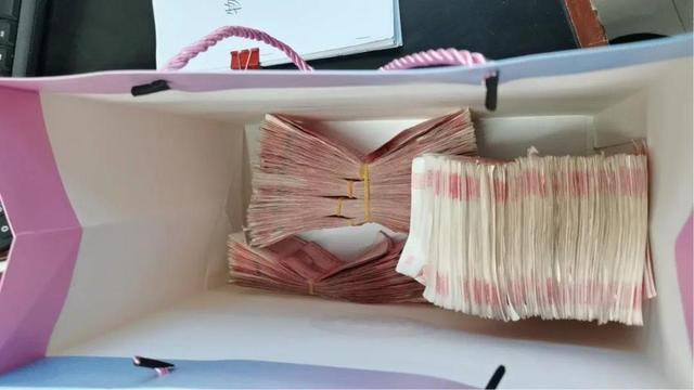 女子丢垃圾顺手扔了10万现金 保洁阿姨拾金不昧归还(图3)