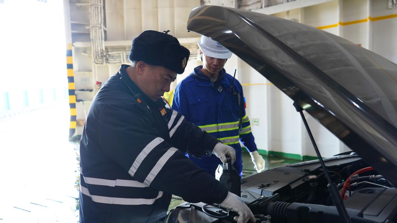 新春走基層丨輪渡上的“汽車保姆”(图4)